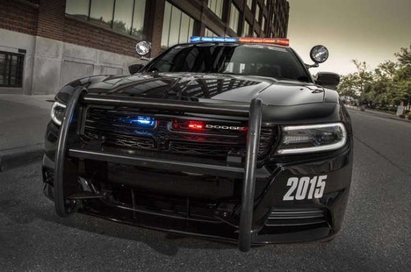 Независимо дали е заради Bullitt или The Dukes of Hazzard,  този звяр е известен като един от най-добрите автомобили за бягство в Америка. Голям, мощен, достъпен и изглеждаш страхотно, заобиколени от дим.

Любим и на полицаите. Пакетът Dodge Charger Pursuit включва 3,6-литров V6 24-клапанов или 5,7-литров Hemi V8 двигател, задно или задвижване на четирите колела, бронирани панели на вратите,  стоманена предпазна рамка, предни и задни зони на смачкване и доживотна доставка на понички Krispy Kreme.